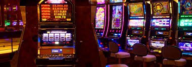 Dealer live casino melakukan permainan secara langsung dengan antusiasme tinggi